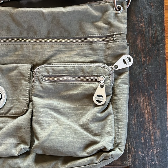 Baggalini Crossbody bag with OODLES OF POCKETS! - Picture 3 of 8